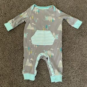 One piece body suit with snap closures
